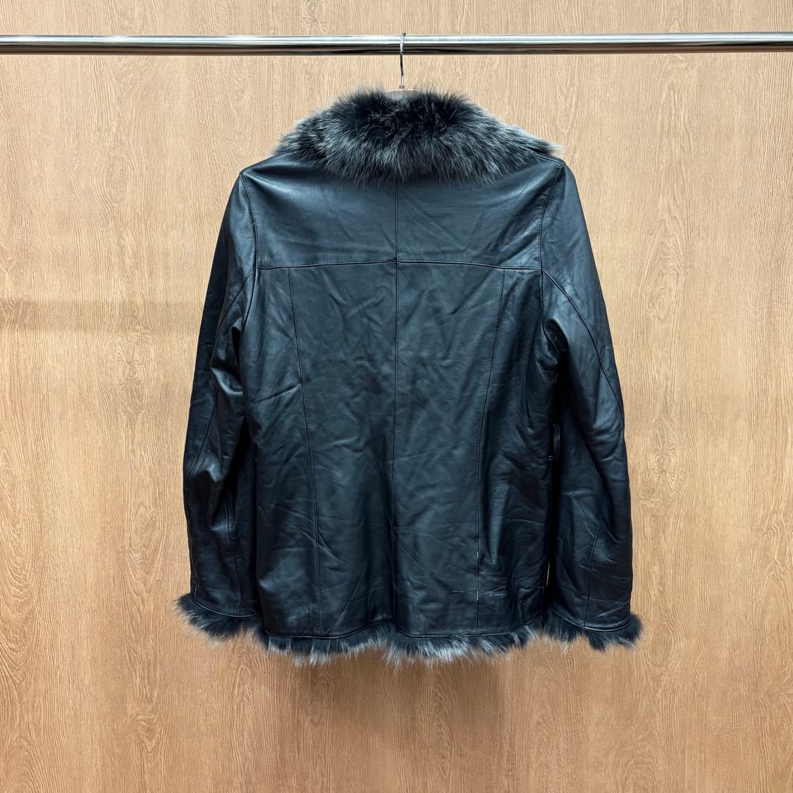 발망 레더 자켓 넥 라인 리얼 퍼 트리밍 더블 버튼 클로징 디테일 블랙 상품이미지3