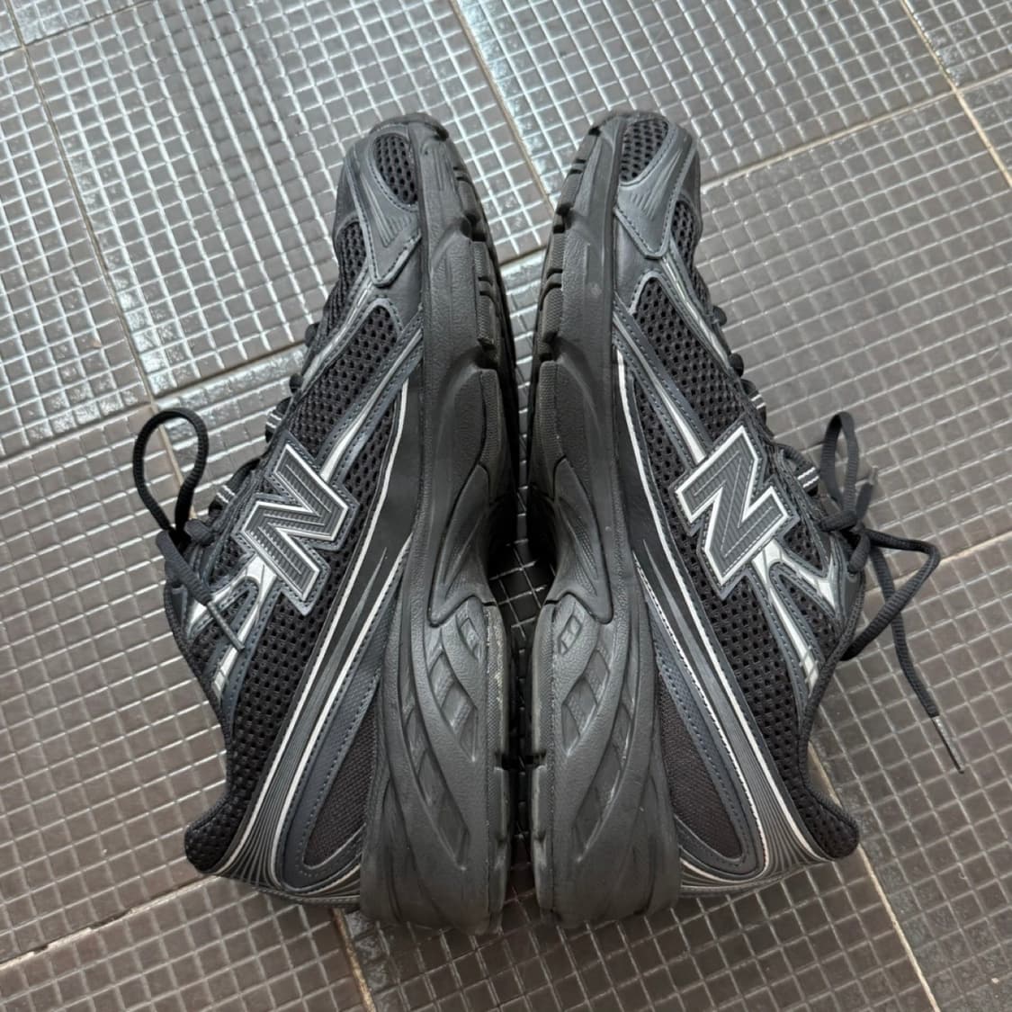 뉴발란스 740v2 블랙 실버 메탈릭 상품이미지3
