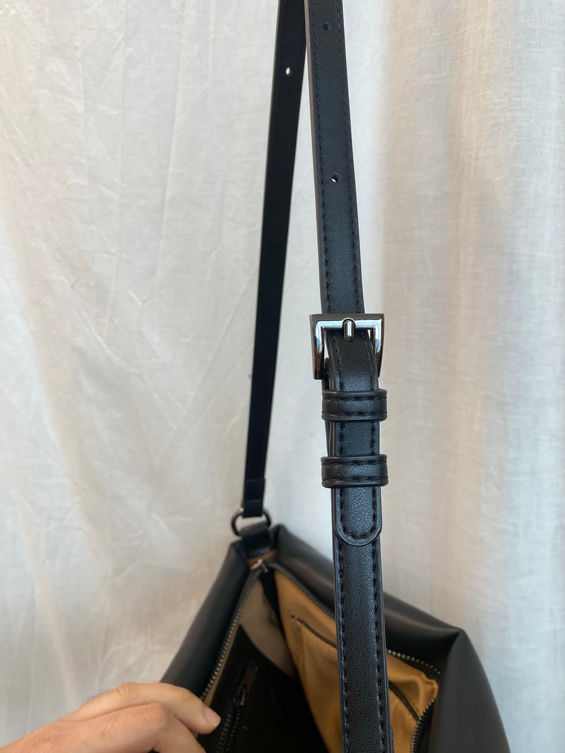 Hvisk 비건레더 블랙 패디드 숄더백 상품이미지7