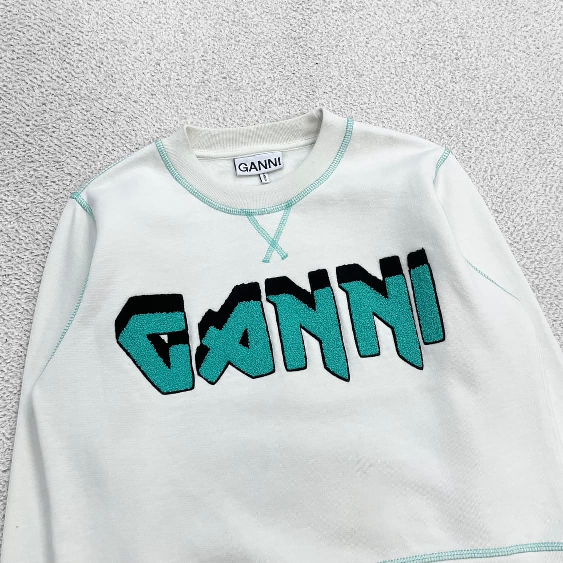 가니 Ganni 이솔리 락 로고 크루넥 크롭 맨투맨 상품이미지2