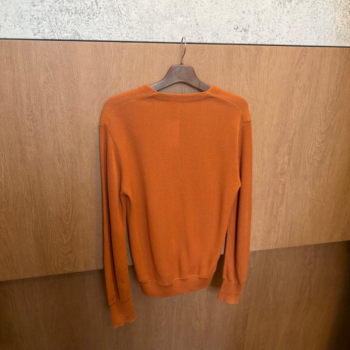 헤리티지플로스 브이넥 울 니트 가디건 로고 패치 디테일 오렌지 상품이미지2