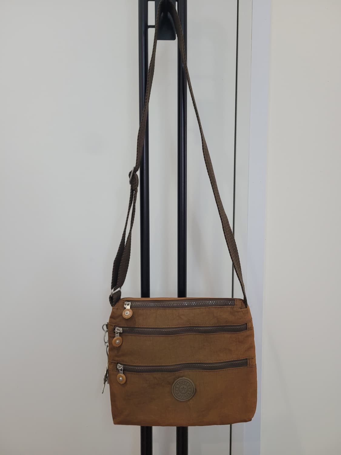 키플링 브라운 크로스 바디백 상품이미지1