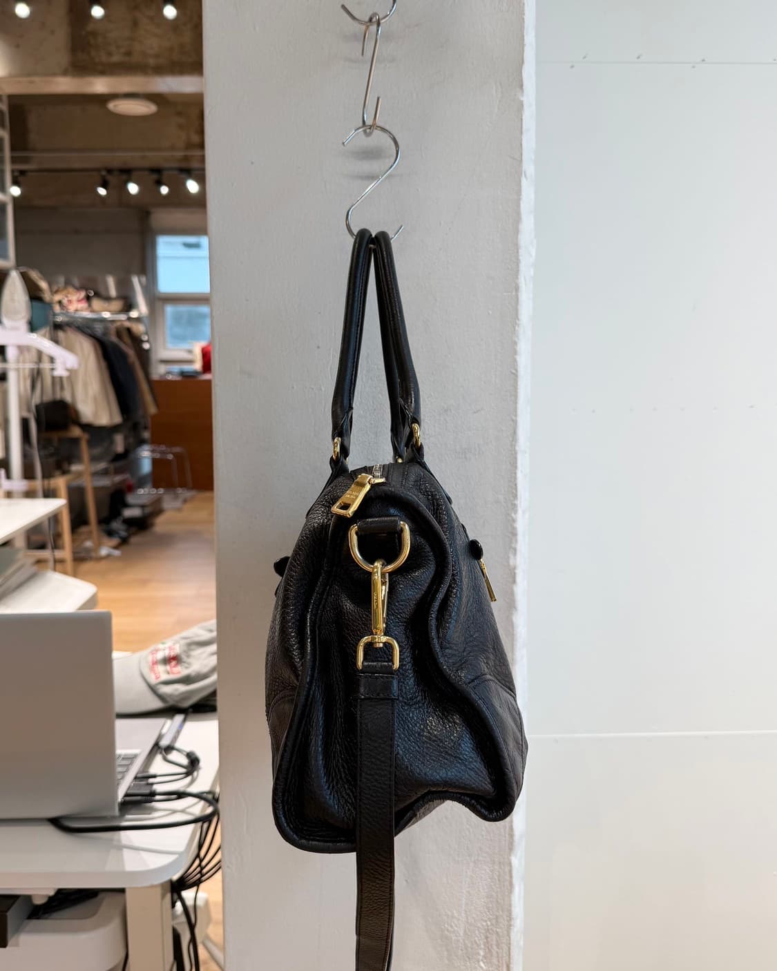 프라다 블랙 비텔로 다이노 모터백 상품이미지3