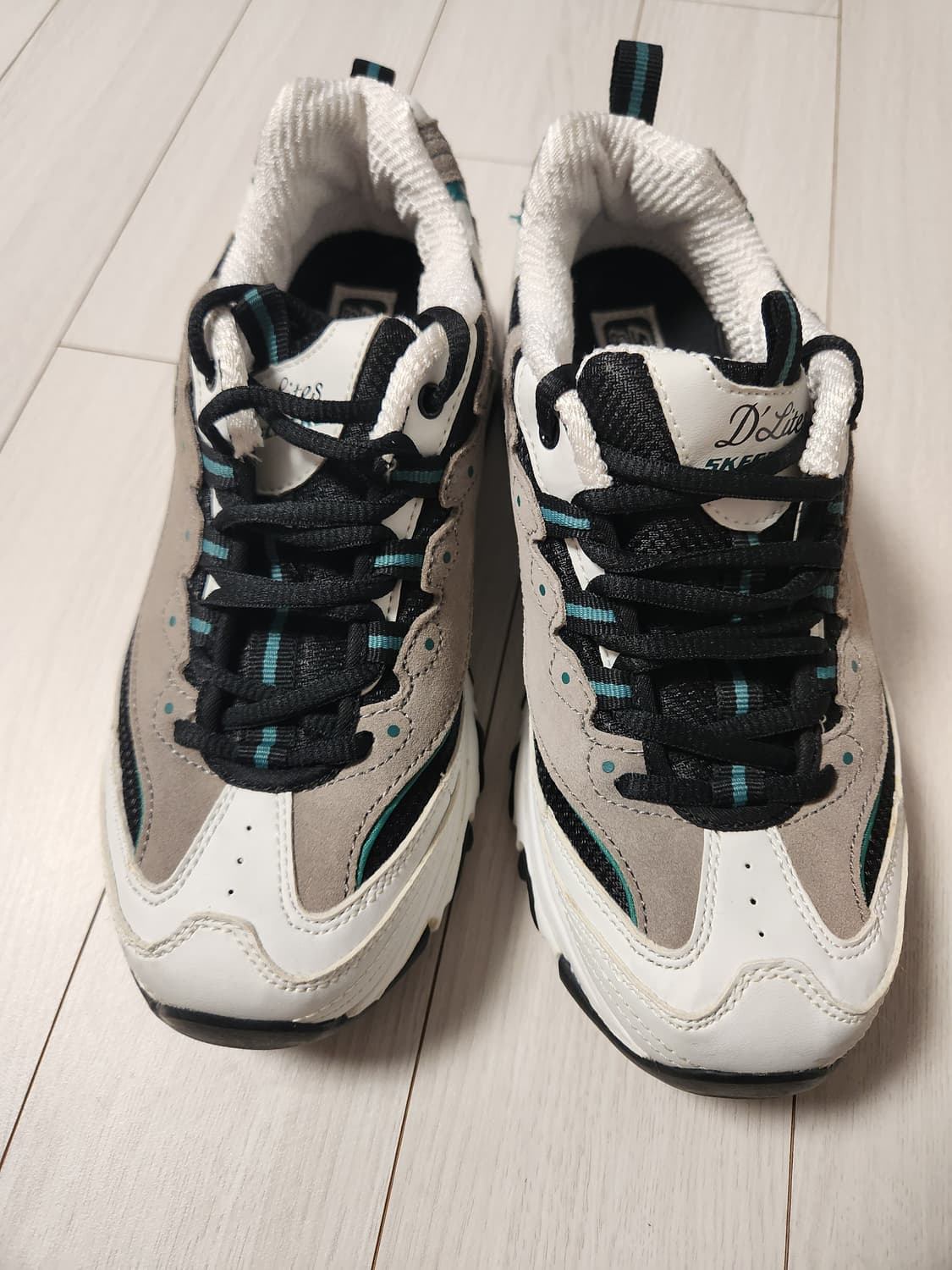 새상품급)스케쳐스 D'Lites 운동화 화이트/그레이 사이즈240

 상품이미지2