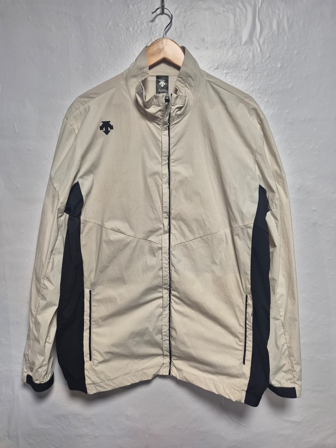 데상트 아이보리/블랙 바람막이 집업 자켓 XL105사이즈(상태A급) 상품이미지1