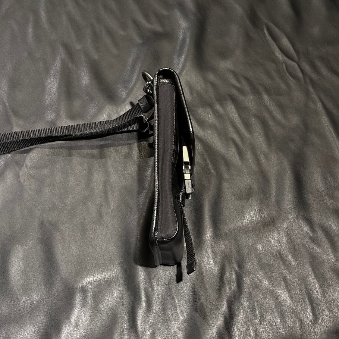 프라다 사피아노 리나일론 스트랩 폰 케이스백 블랙 상품이미지6