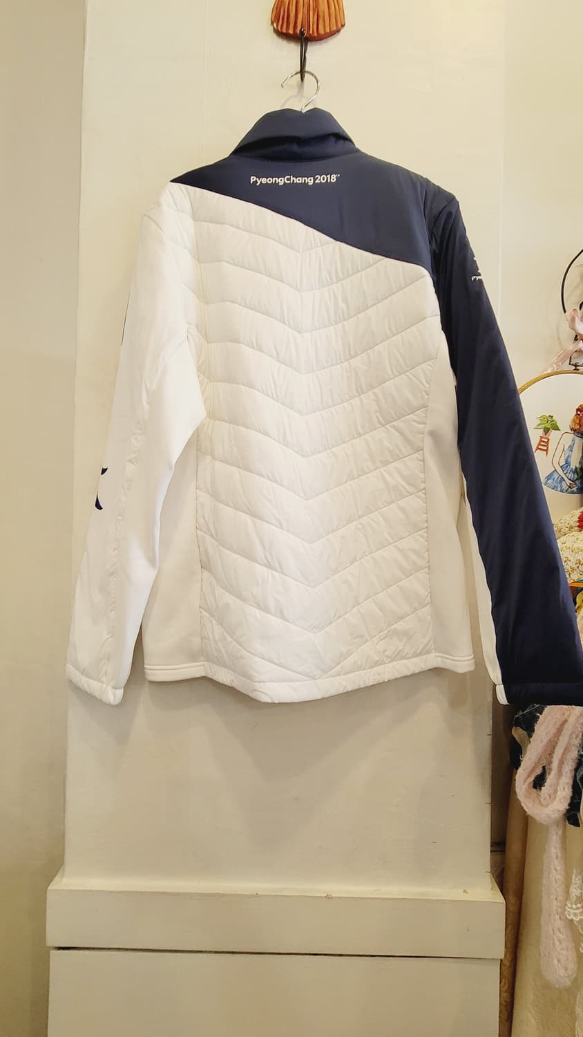 노스페이스. 평창 국대 유니폼 경량패딩 상품이미지5