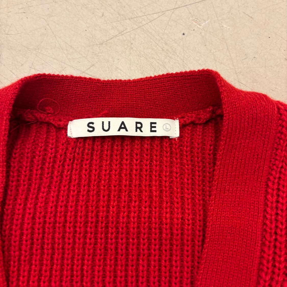 수아레 레드 브이넥 니트 가디건 상품이미지3