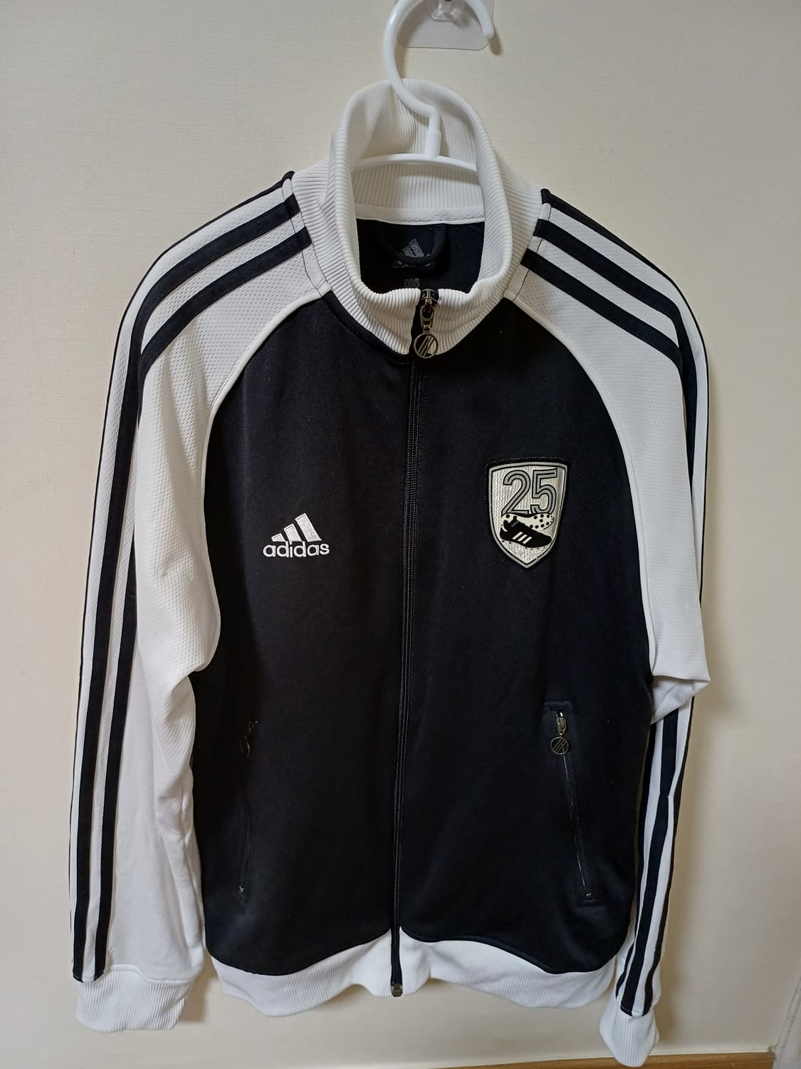 아디다스  25주년 기념 검흰 트랙탑 져지 상품이미지1