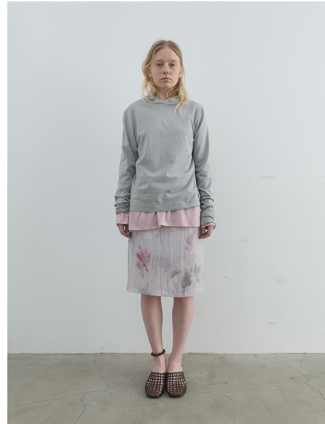 SILKY FLORAL MIDI SKIRT IN GREY 상품이미지1