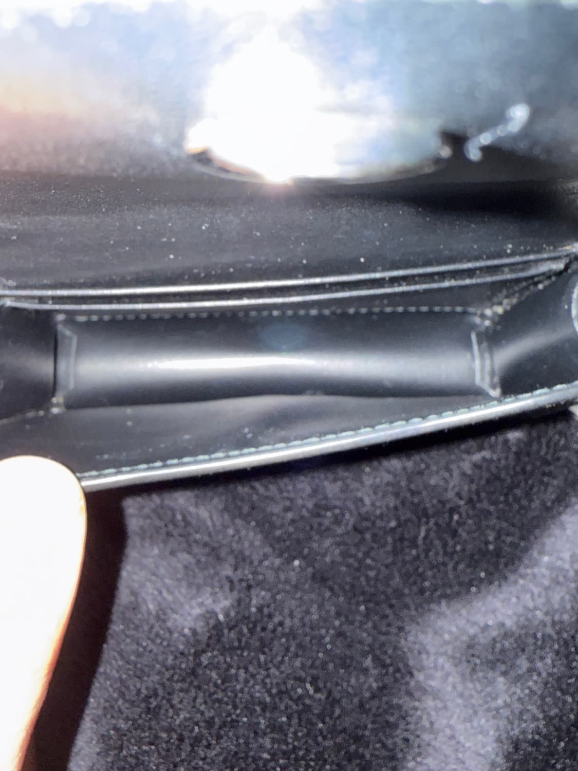 프라다 숄더 스트랩 브러쉬드 레더 카드 홀더 상품이미지3