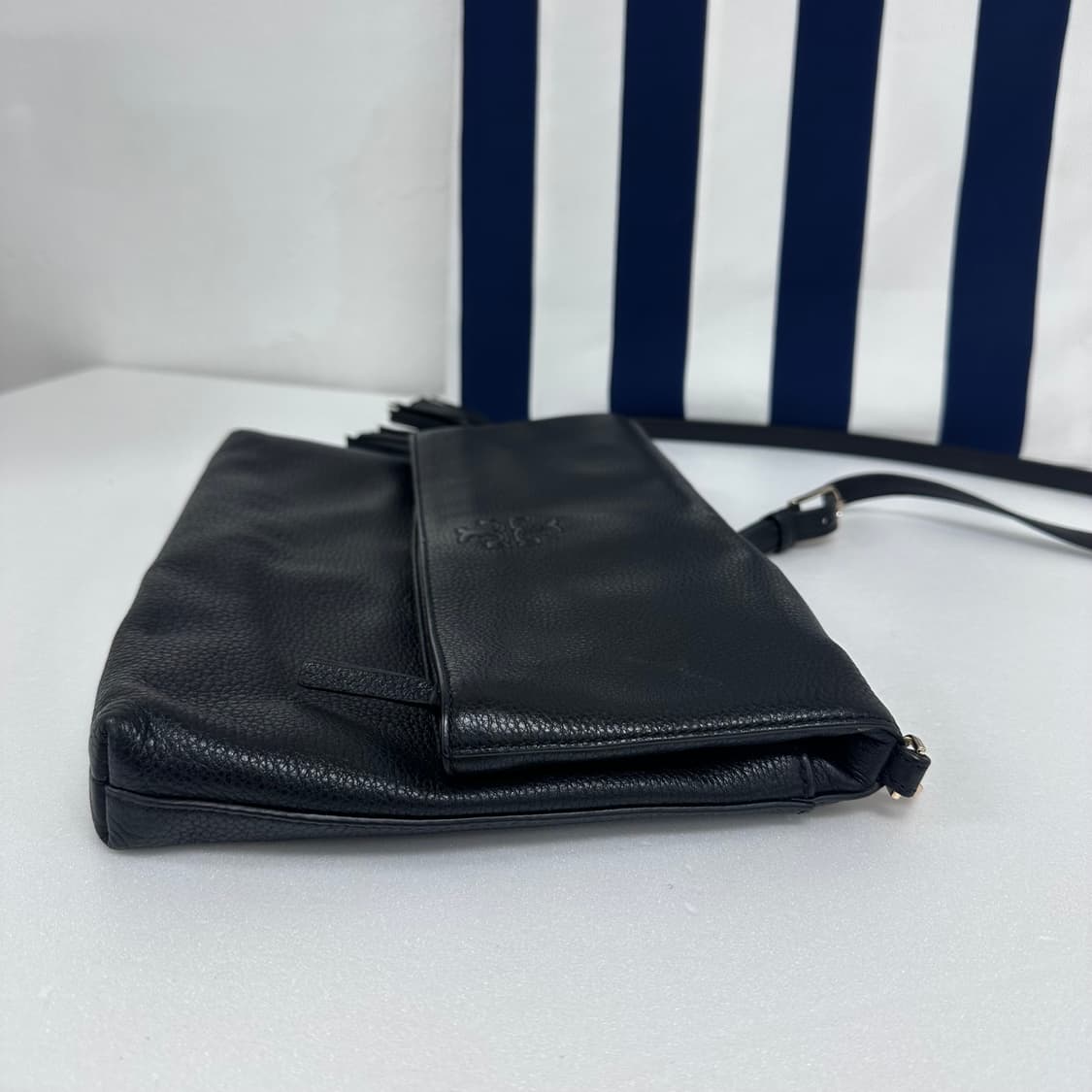 토리버치 블랙 가죽 테슬 크로스백 클러치형 가방 상품이미지5