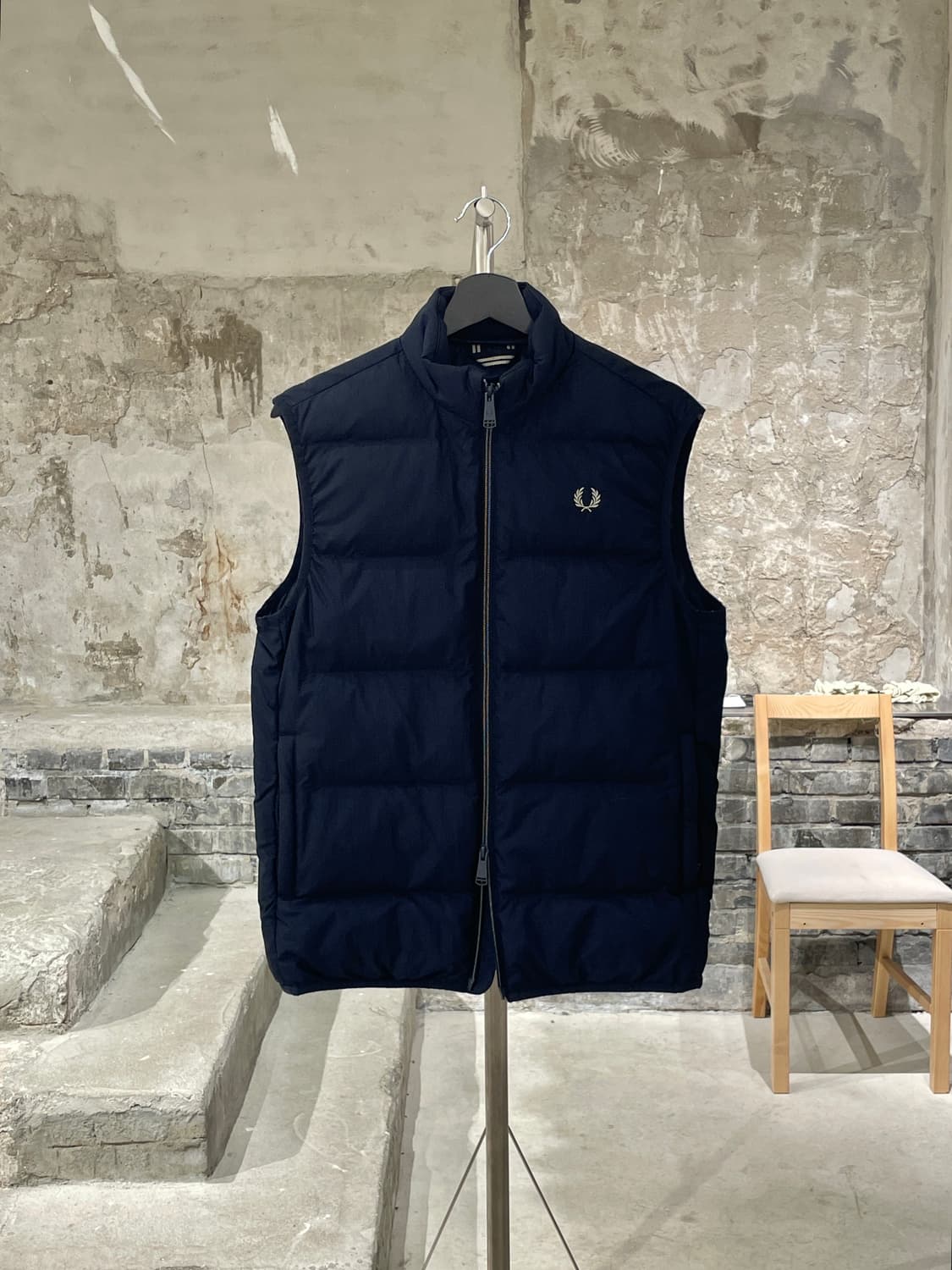 프레드 페리 다크 네이비 로고 투 웨이 패디드 베스트 상품이미지1