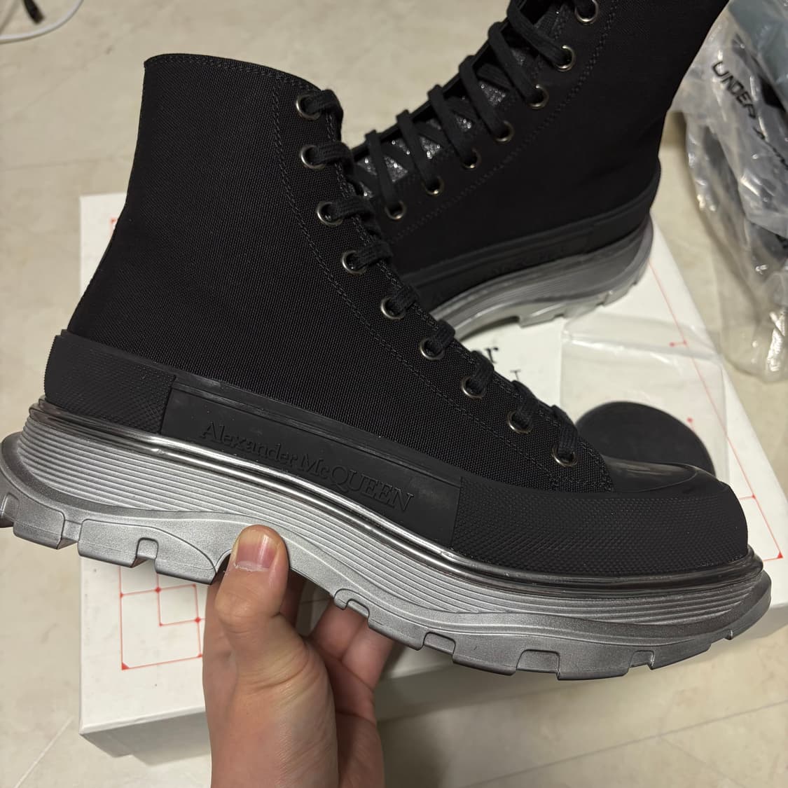 [새상품]알렉산더맥퀸 트레드 슬릭 부츠 실버블랙 상품이미지1
