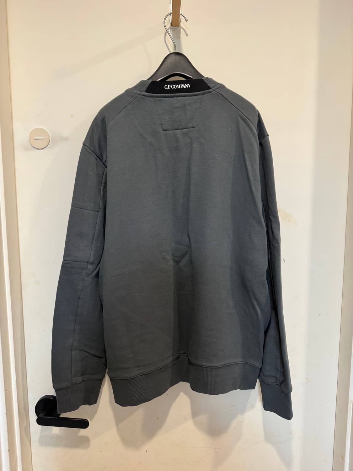 C.P. 컴퍼니(C.P. Company)의 렌즈 와펜 맨투맨 상품이미지2