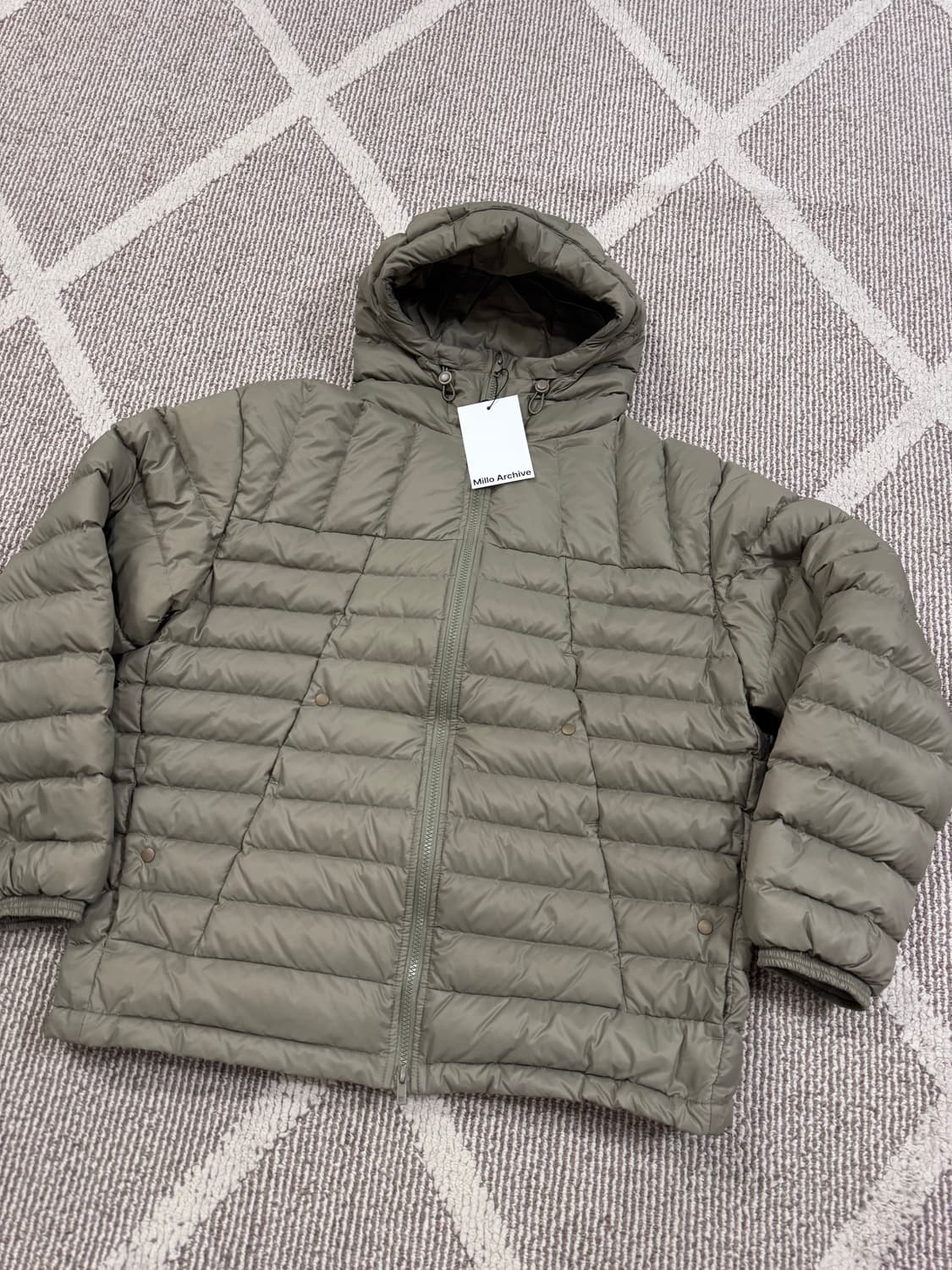 [새제품/L] 밀로아카이브 덕다운 경량패딩 - 카키 그레이 상품이미지3