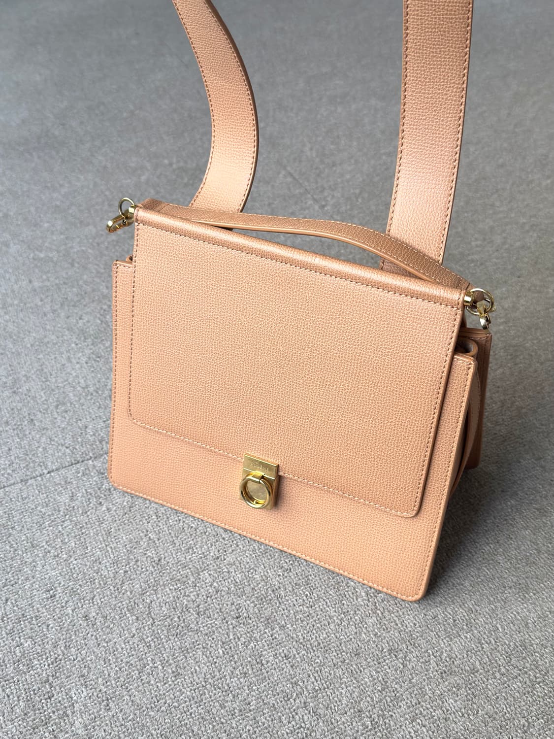 Polene 누메로 셉트 텍스쳐드 카멜 컬러 크로스백 상품이미지2