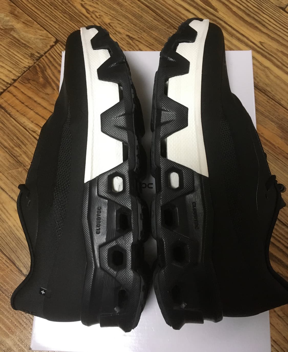 온러닝 파프 클라우드몬스터 하이퍼 블랙 판매합니다 상품이미지5