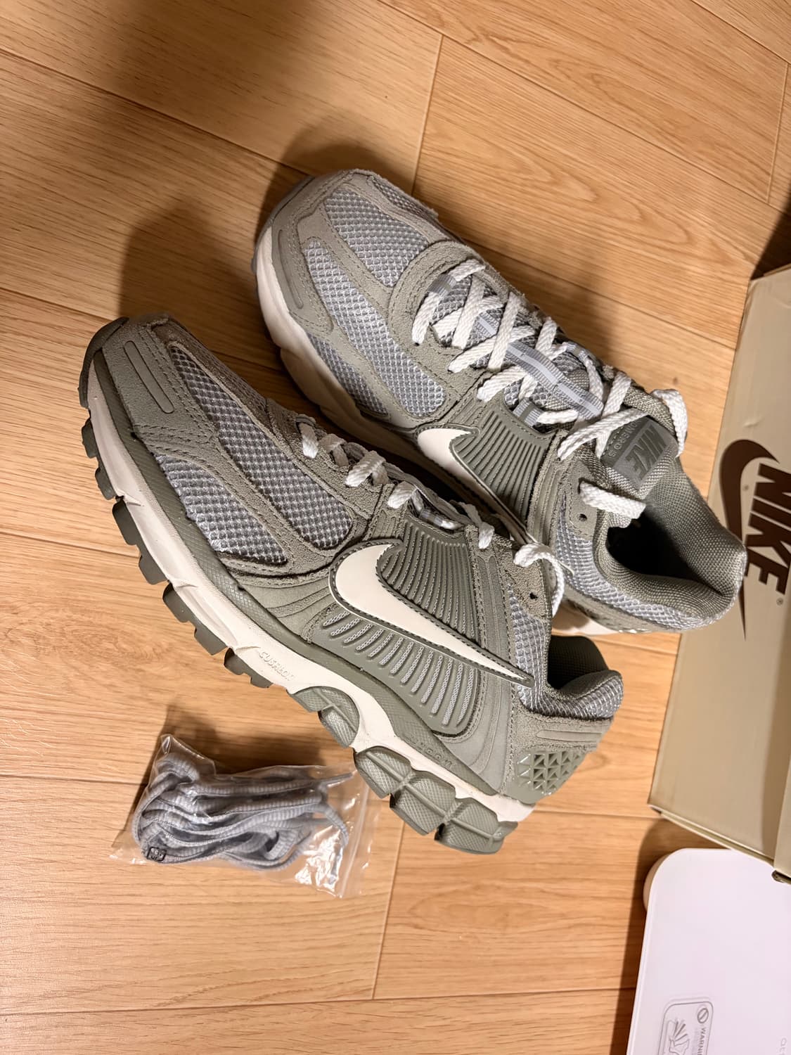 나이키 줌 보메로 5 그레이 스웨이드 상품이미지2