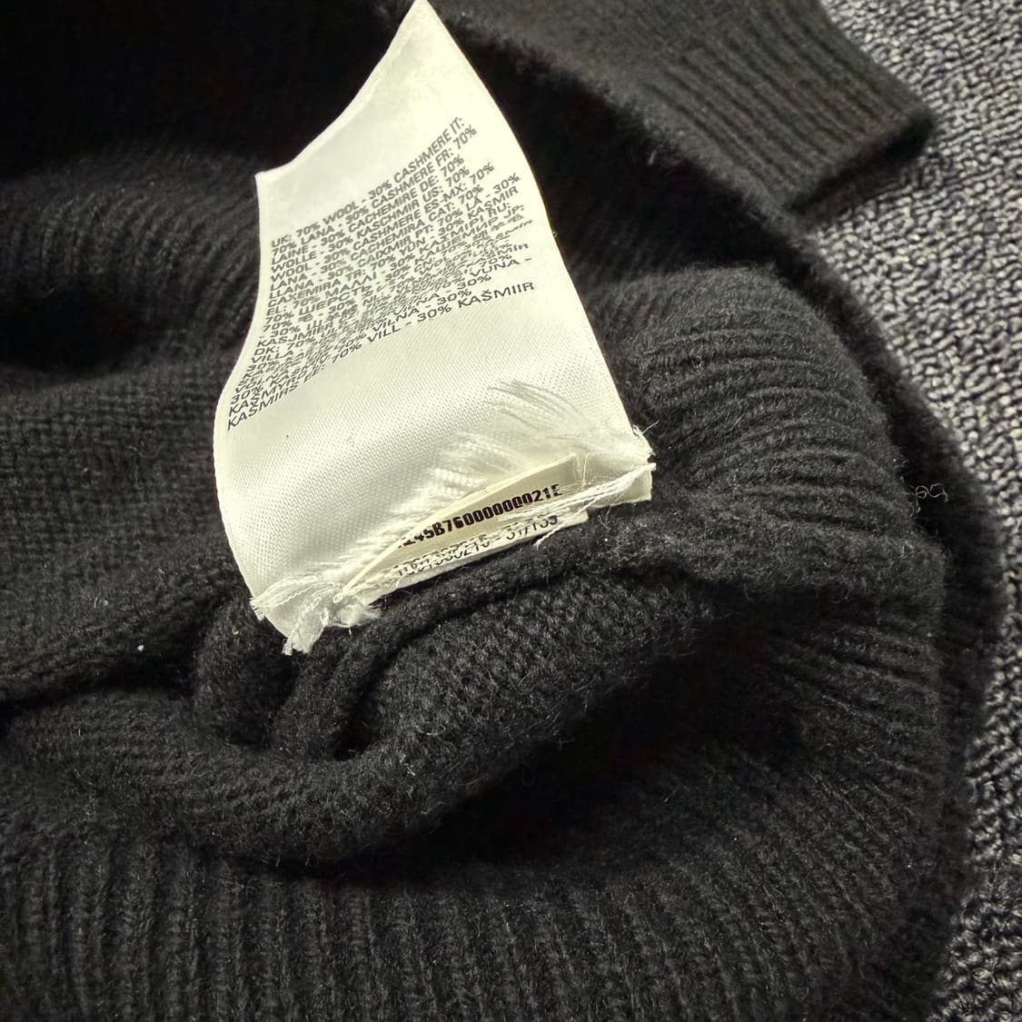 디젤 컷아웃 로고 터틀넥 니트 반팔 상품이미지10