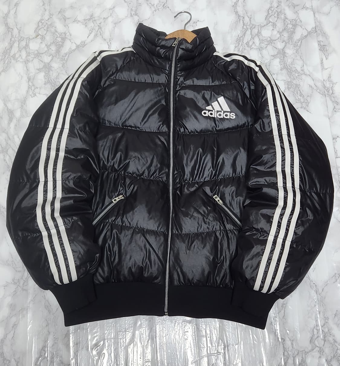 105 아디다스 삼선 블랙 유광 푸퍼 숏 패딩 자켓 상품이미지2