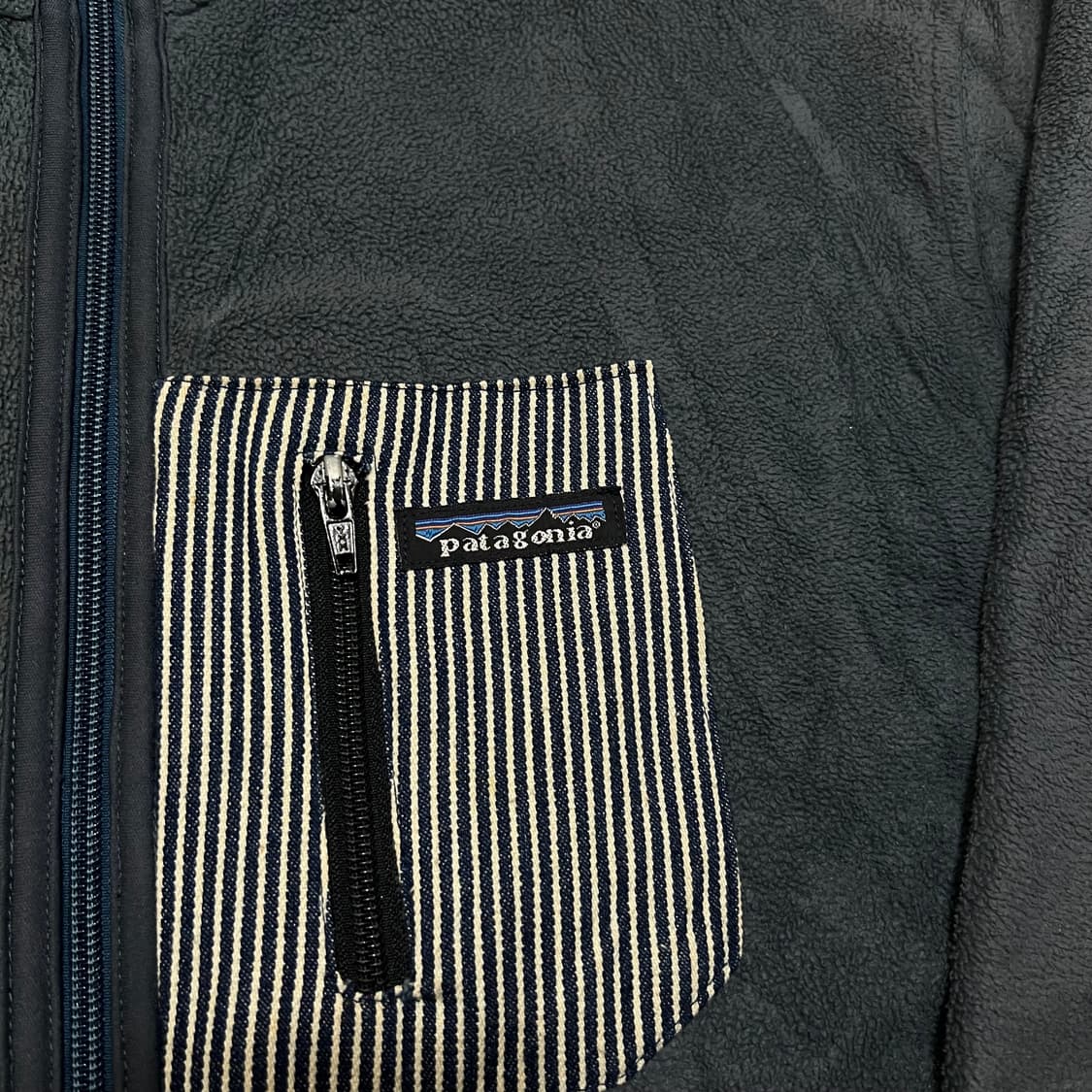 파타고니아 체스트 포켓 로고 플리스 후리스 자켓 [차콜] L/100 상품이미지4