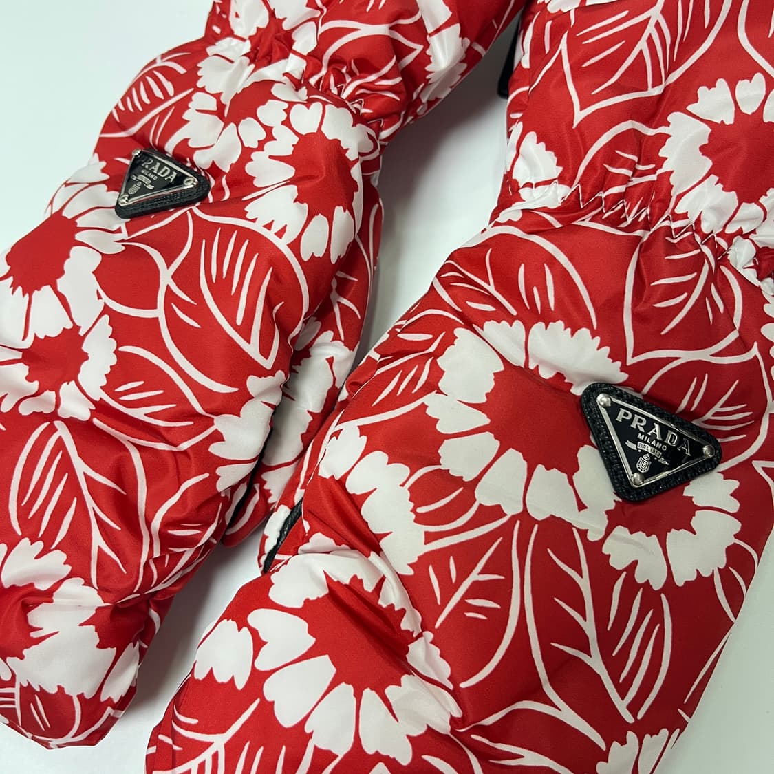새상품 프라다 패딩 장갑 트라이앵글 로고 플라워 레드 상품이미지4