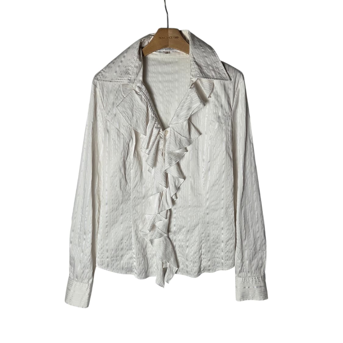 [Naracamic] 나라카미체 음각 프릴 오픈 블라우스 상품이미지1