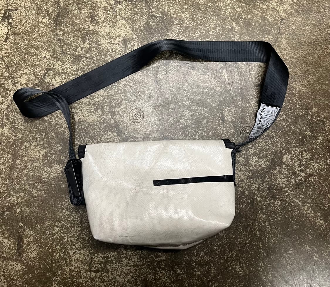 프라이탁 하파오  메신저백 화이트 블랙 상품이미지3