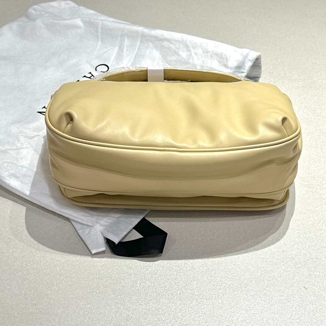 (새제품) 칼린 클라우드 버터색 패딩숄더백 상품이미지4