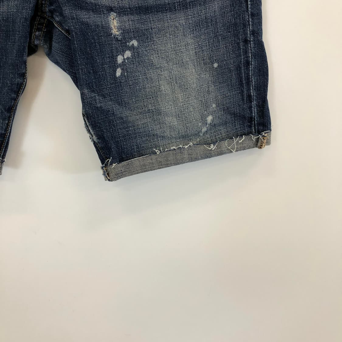 디스퀘어드2 컷팅 빈티지 데님쇼츠 32 인치 상품이미지3