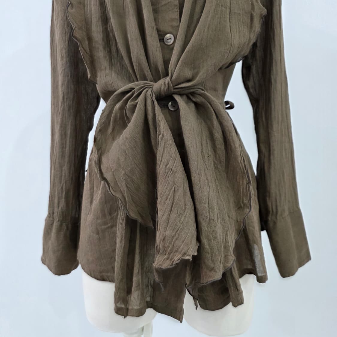 카키 린넨 혼방 내츄럴 리본 랩 블라우스 상품이미지5