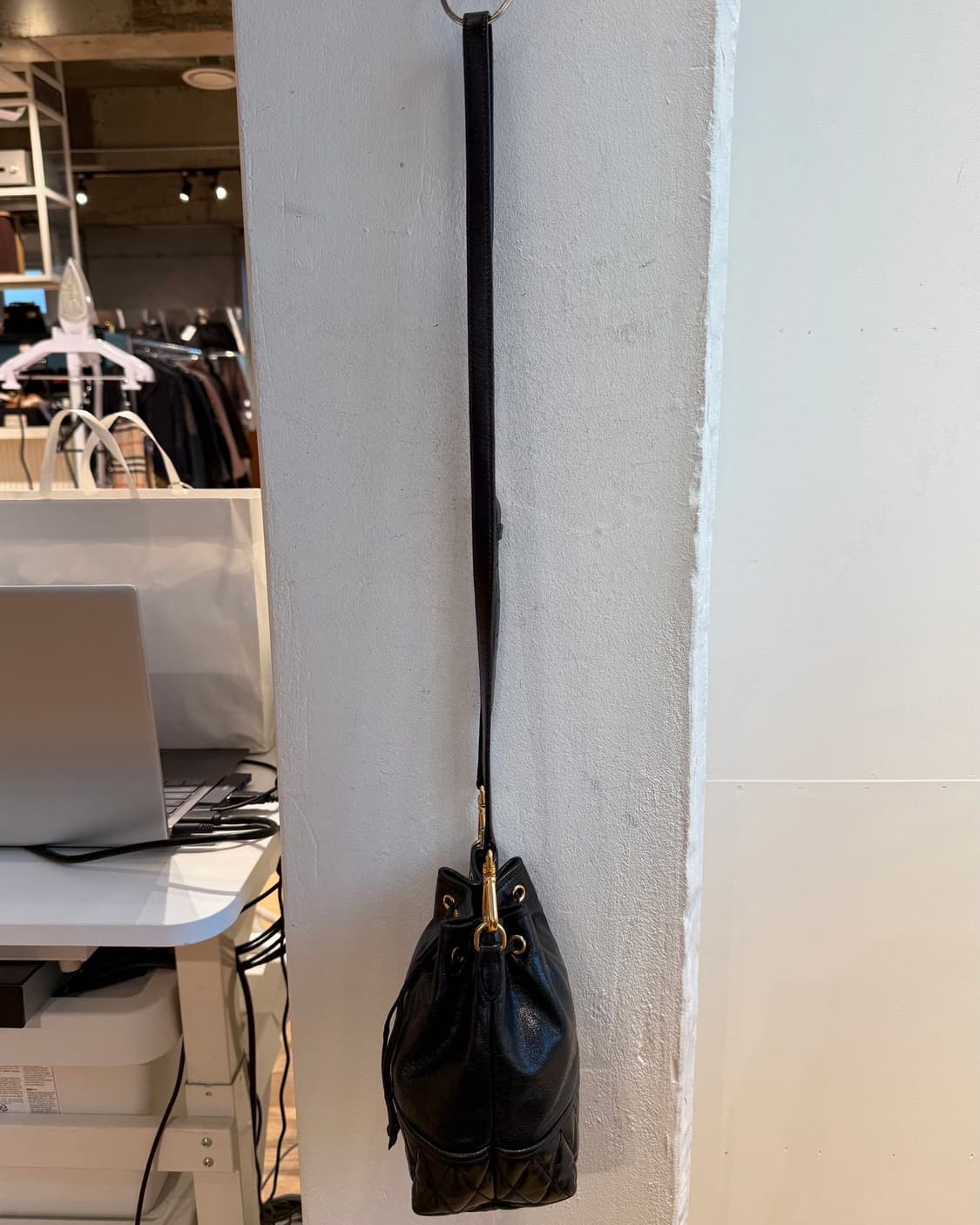 미우미우 블랙 나파 마테라쎄 버킷 숄더백  상품이미지6