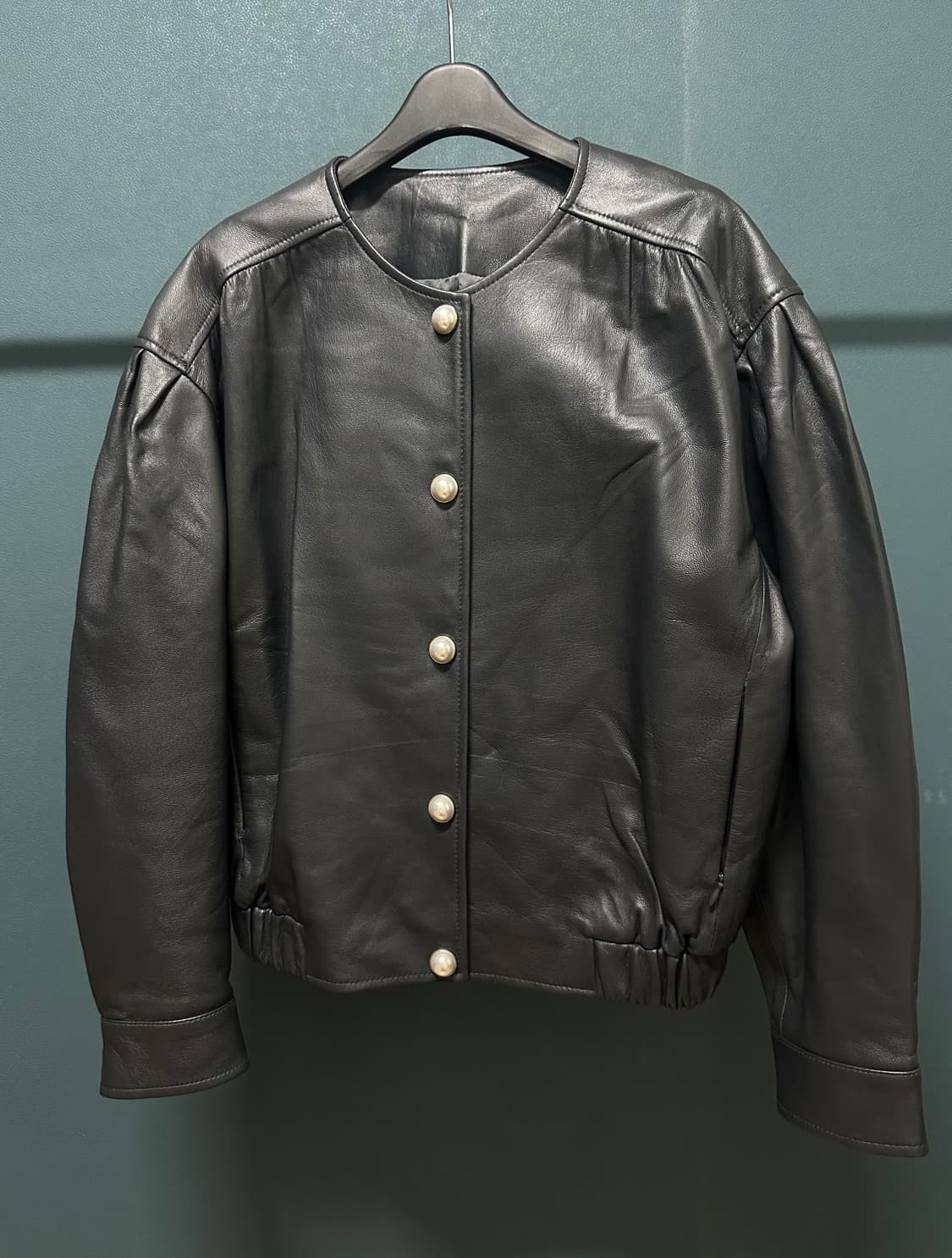 짙은 차콜 양가죽 진주단추 라운드넥 자켓 상품이미지3