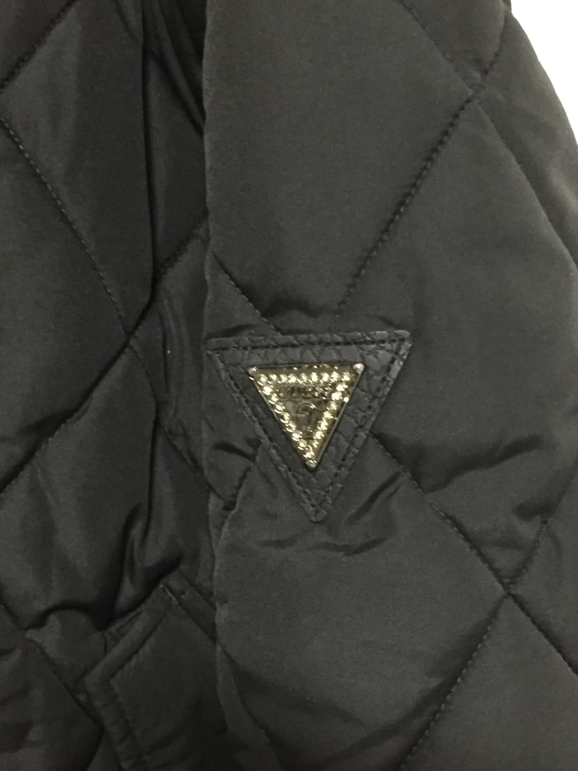 게스 크롭 패딩 블랙  상품이미지3