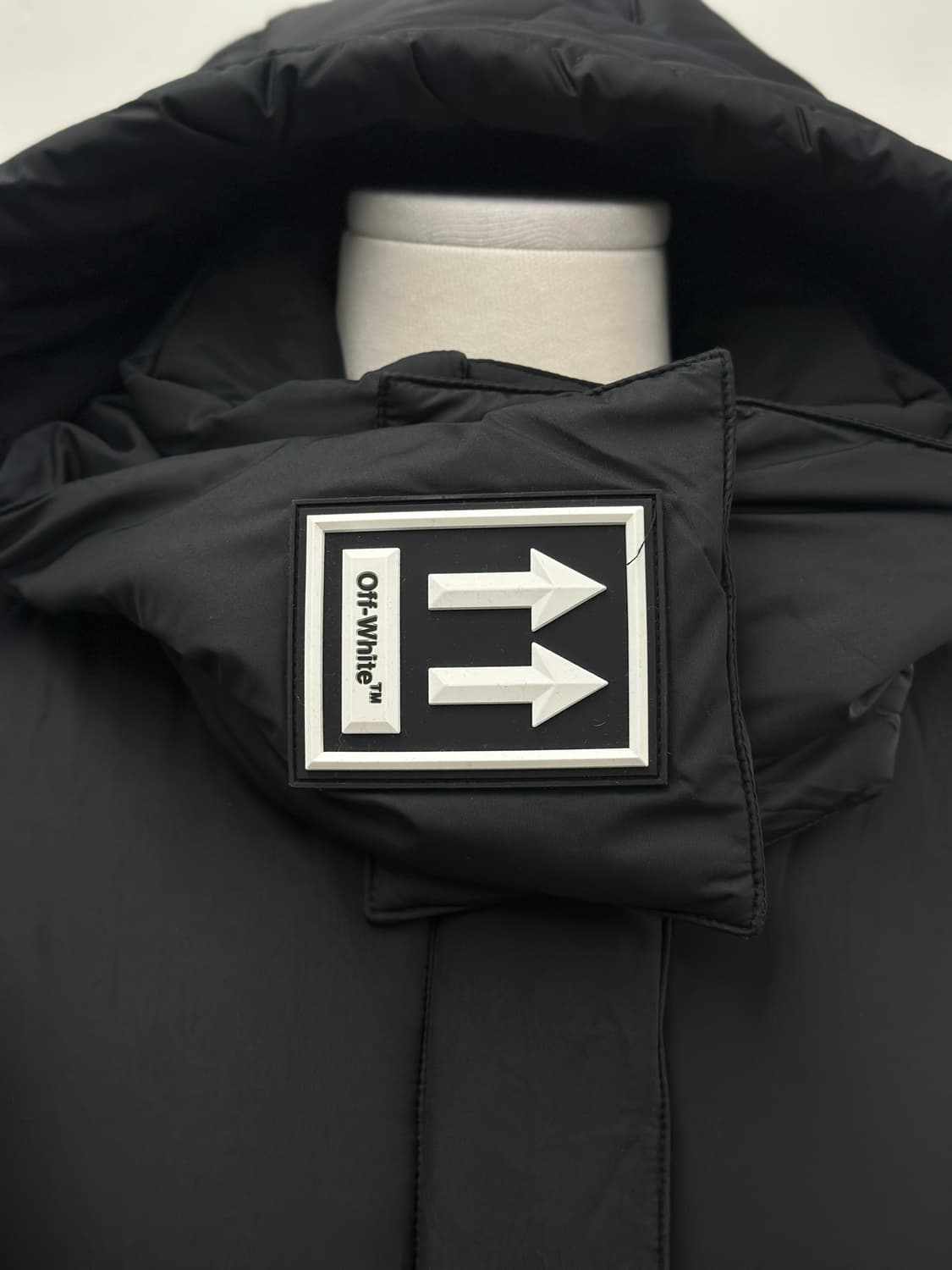 오프화이트 에로우 후드 숏 패딩  상품이미지4