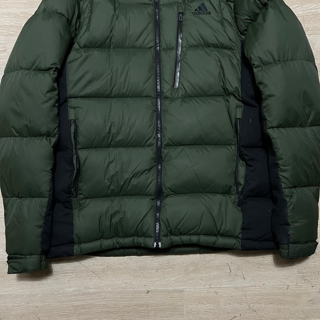 아디다스 덕다운 퍼포먼스 로고 후드 패딩 점퍼 [카키] M/95 상품이미지3