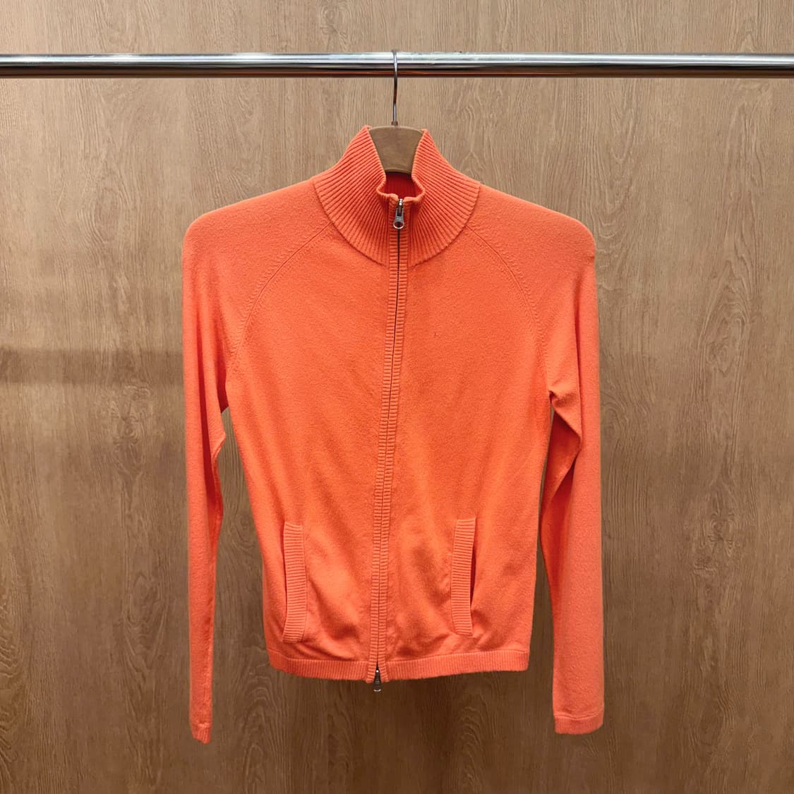 띠어리 하이넥 긴팔 니트 집업 무지 립 넥 디테일 슬림핏 오렌지 상품이미지2