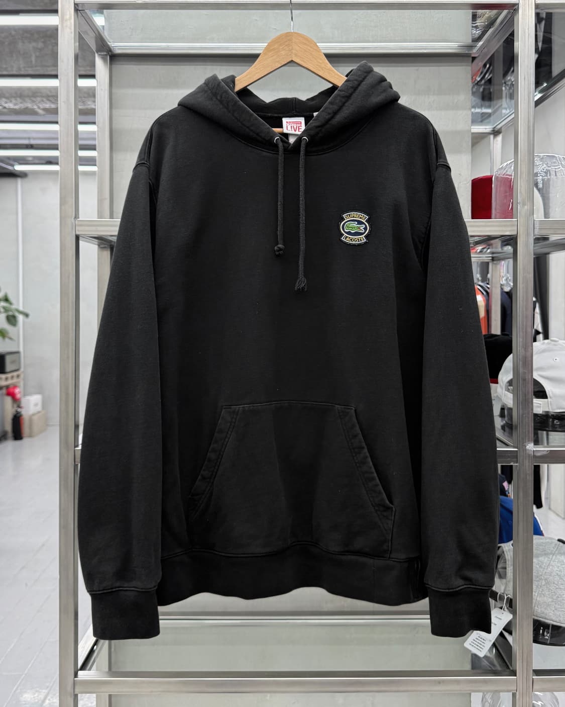 슈프림 x 라코스테 크레스트 로고 스웻 후디 블랙 상품이미지1