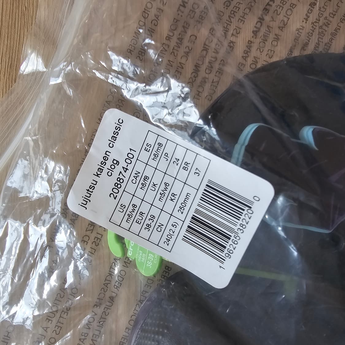 예약.250 새제품) 크록스 x 주술회전 클래식 클로그 블랙 208874 상품이미지4