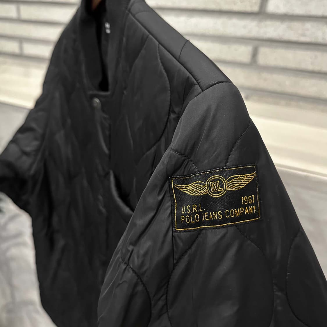 폴로 진스 퀼팅 자켓 리브드 카라넥 투포켓 소매 로고 디테일 블랙 상품이미지6