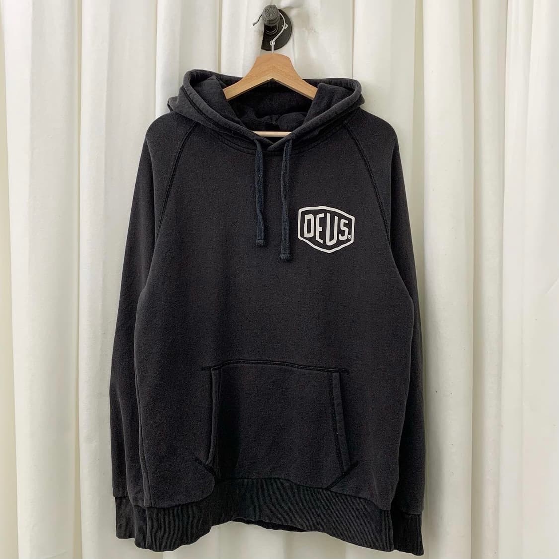 데우스 챠콜 로고 후드티 상품이미지1