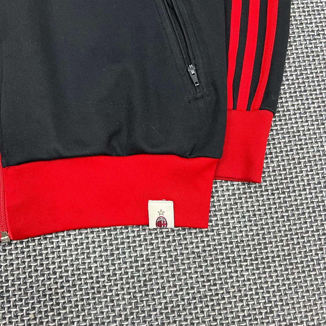 착샷O 아디다스 AC밀란 검빨 져지 100 상품이미지3