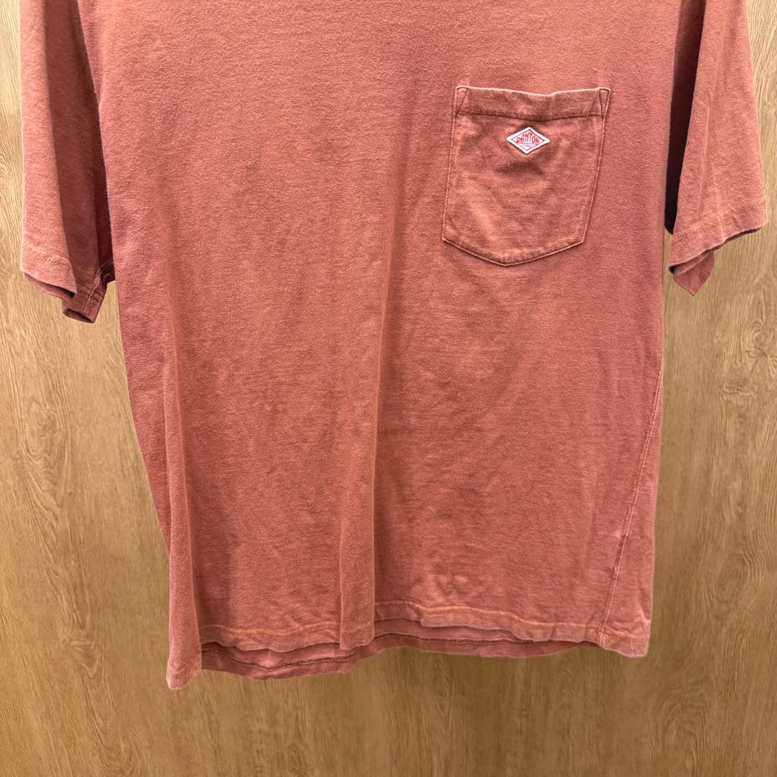 단톤 반팔 티셔츠 라운드넥 로고 자수 싱글 포켓 디테일 와인 브라운 상품이미지5