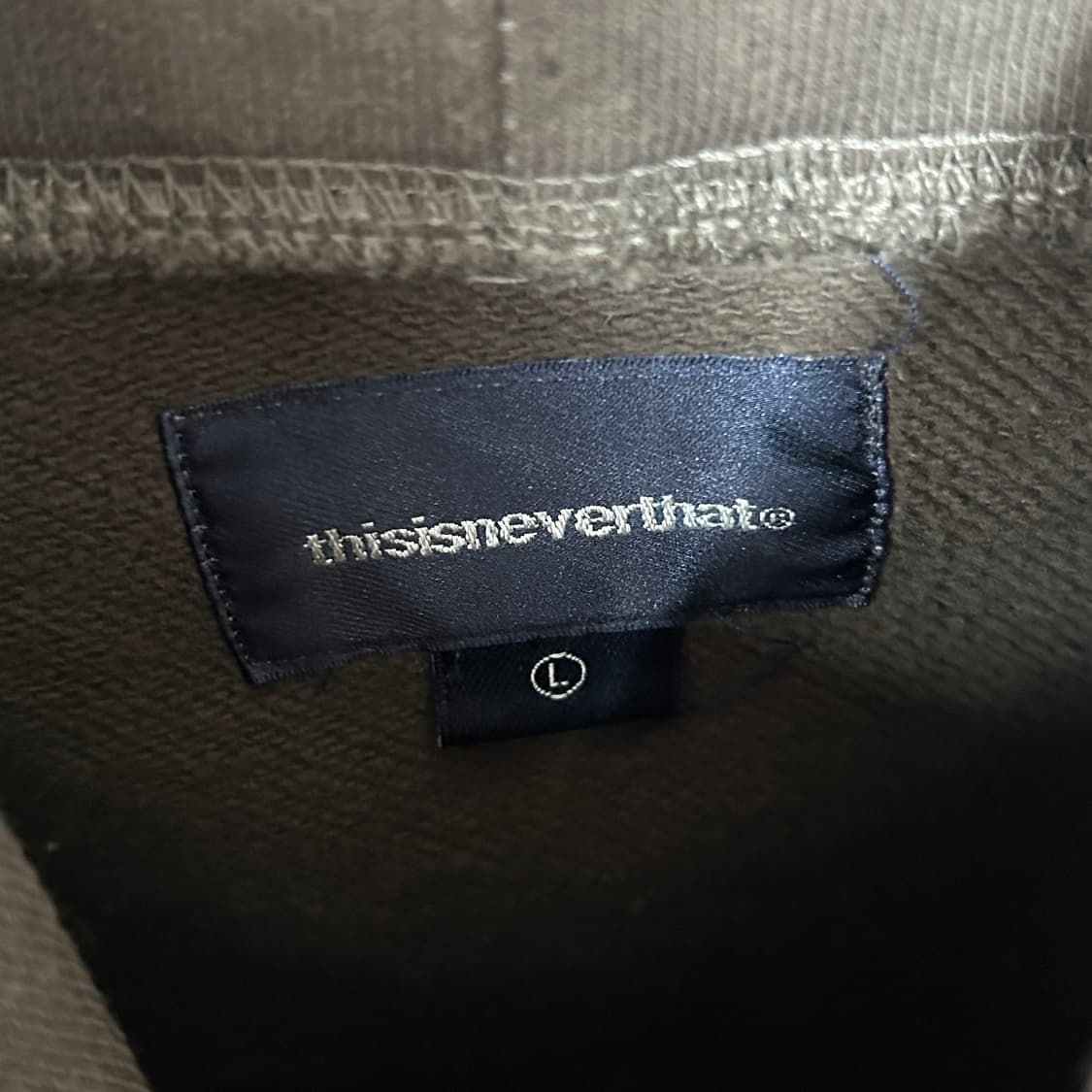 디스이즈네버댓 자수로고 다크브라운 후드티 상품이미지5