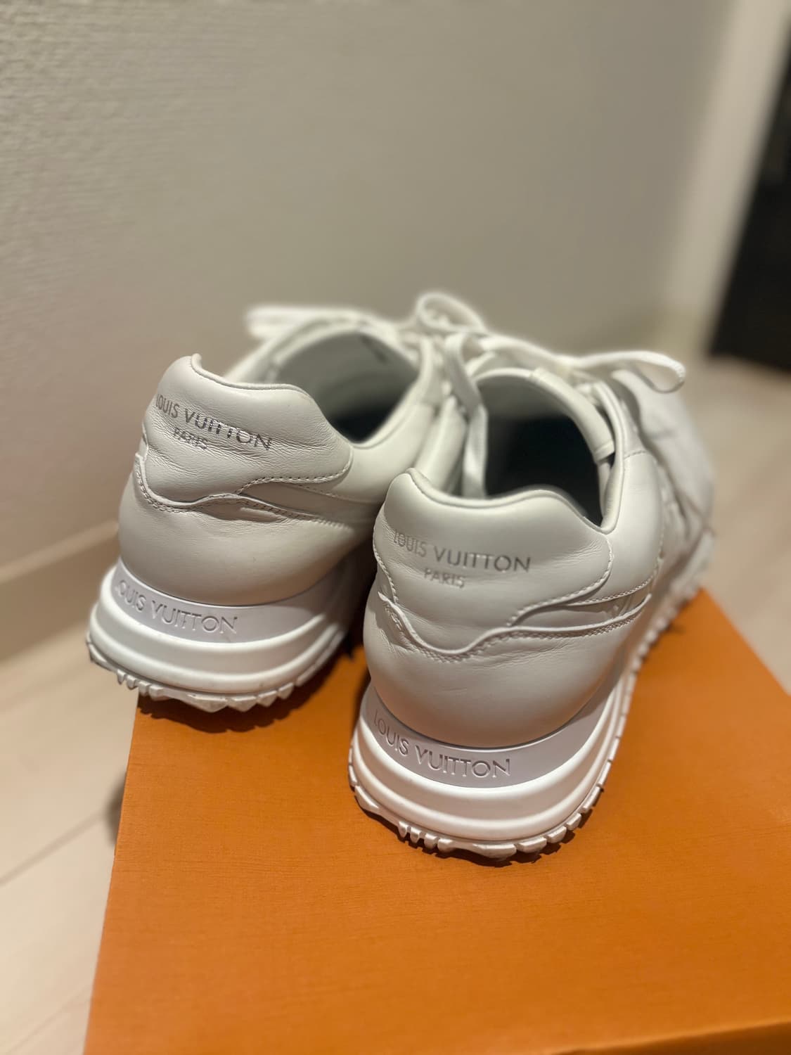 루이비통 런 어웨이 스니커즈 화이트 상품이미지4