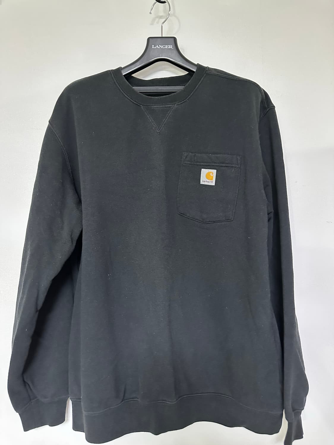 칼하트 포켓 블랙 맨투맨 상품이미지1