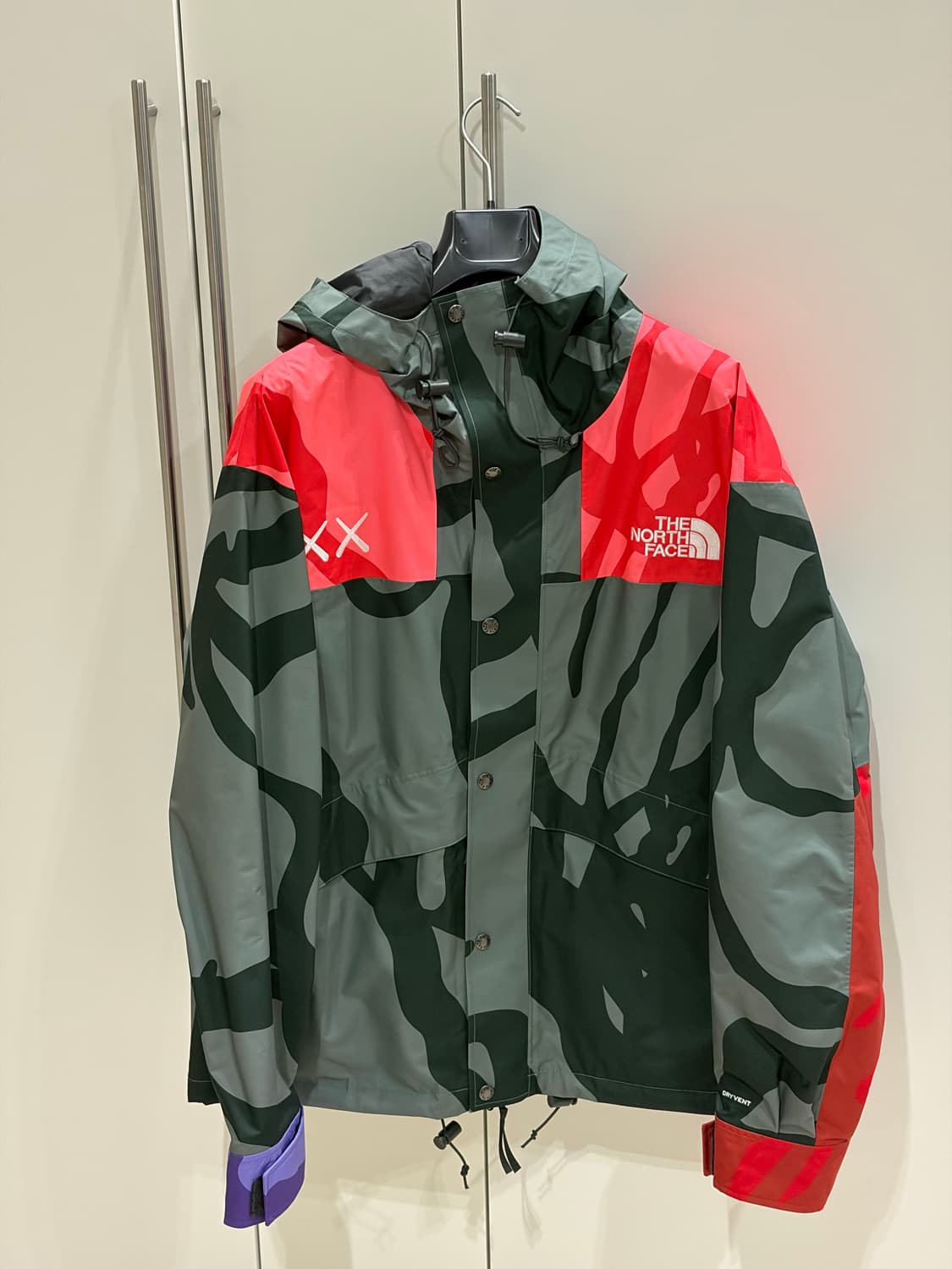 [USED][L] KAWS x THE NORTH FACE JACKET 상품이미지1