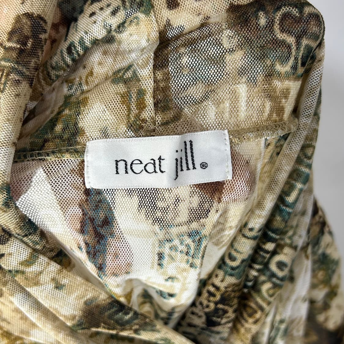 [neat jill] 빈티지 레터링 프린팅 시스루 터틀넥 롱슬리브 상품이미지4