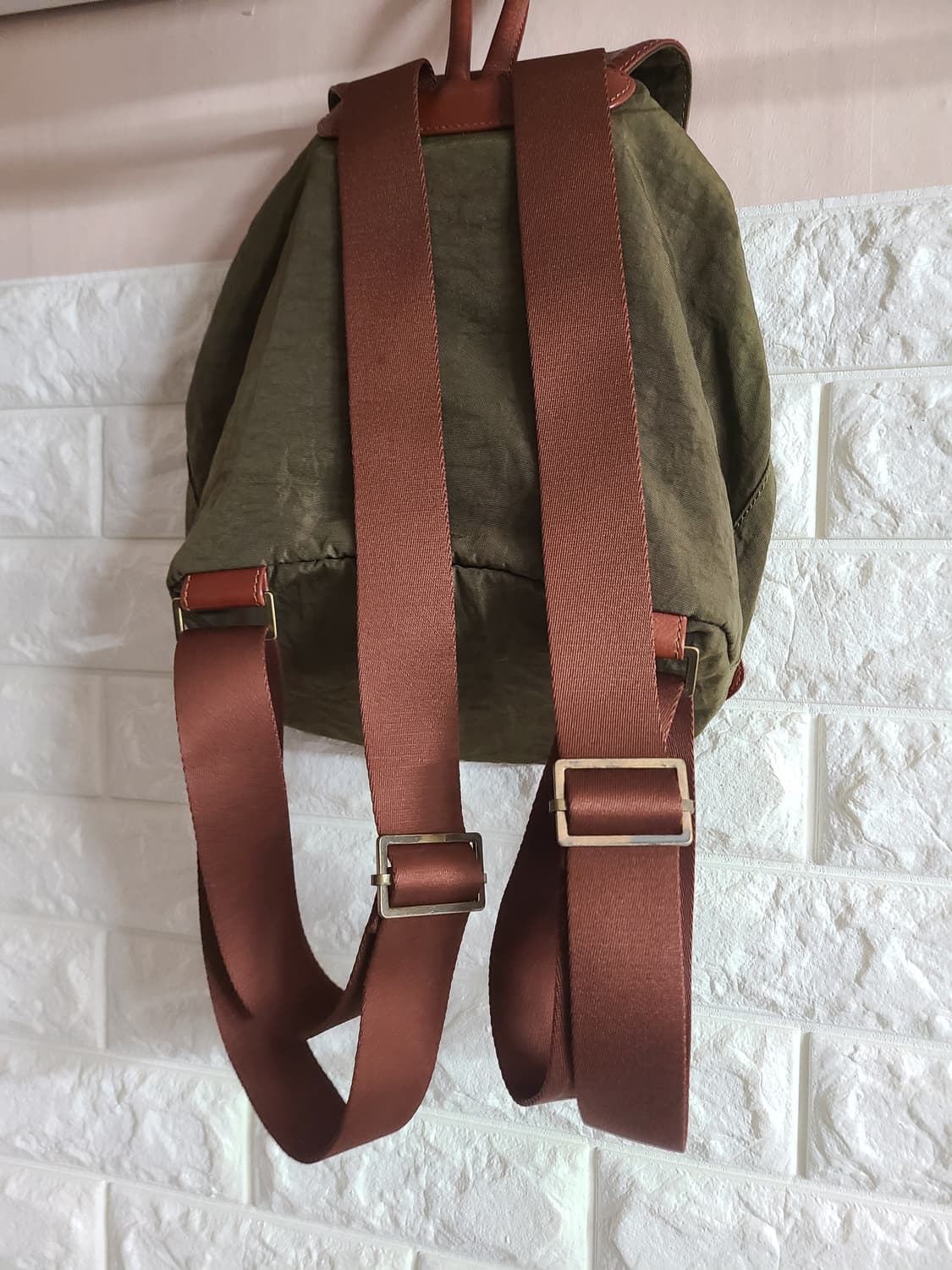 몽삭 여성 카키색 가죽 백팩 상품이미지3